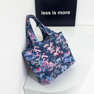 Borsa tote blu scuro in tessuto Oxford con stampa floreale e motivi cinesi su sfondo bianco