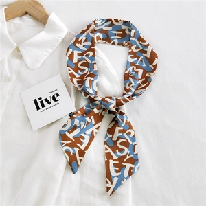 Foulard long en soie pour femme avec imprimés de lettres abstraites marron et bleu chic
