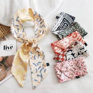 Assortiment de foulards étroits en soie aux motifs floraux et géométriques variés