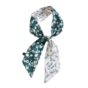 Écharpe élégante en 100% soie avec imprimé double face géométrique vert et fleurs roses