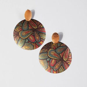 Boucles d'oreilles rondes avec motifs bohèmes colorés et finitions en métal doré brossé