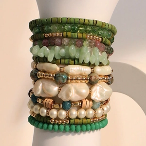 Lot de 13 bracelets bohèmes empilables avec perles nacrées et pierres vertes mates