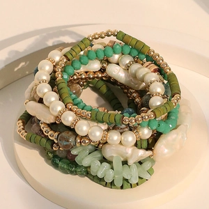 Lot de 13 bracelets bohèmes en perles vertes et perles d'imitation sur plateau chic