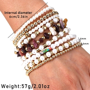 Détail de l'ensemble de bracelets multicouches avec pierres naturelles et perles au poignet