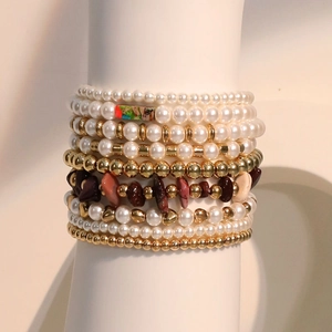 Lot de 9 bracelets superposés avec perles et pierres naturelles sur support d'affichage