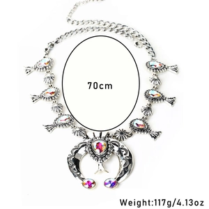Dettaglio della collana con pendente a corno da 70cm con strass colorati da 117g