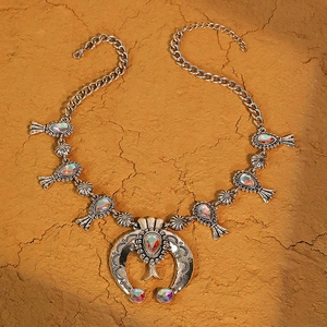 Dettaglio della collana etnica d'argento a ferro di cavallo con intarsi in opale arcobaleno