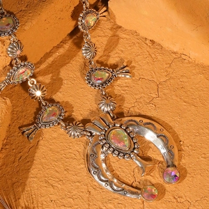 Collana Naja vintage stile Navajo con pietre opale colorate e trama stampata a mano