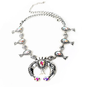 Collana bohémien in metallo argentato con ciondoli naja e strass colorati brillanti