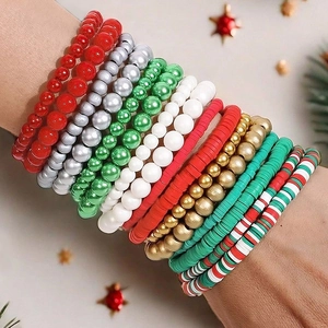 Lot de 16 bracelets de Noël en argile polymère et perles porté sur le poignet