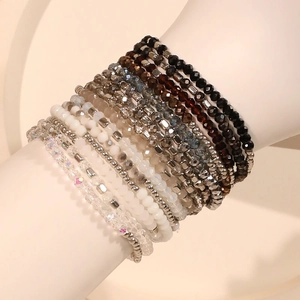 Mehrlagiges Set aus 15 facettierten Kristallperlen-Armbändern in neutralen Metalltönen
