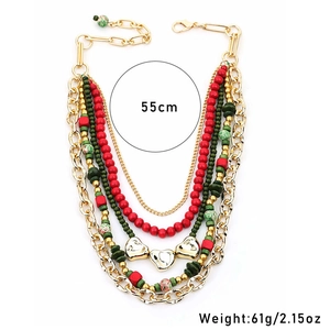 Détail d'un collier de perles multicouche avec cœurs, montrant la longueur et le poids