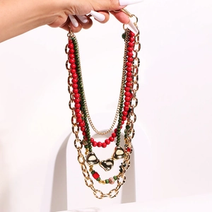 Collier artisanal multicouches en perles avec pendentifs coeur dorés pour la mode festive