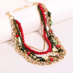 Détail du collier bohème multicouche avec perles et pendentifs en forme de cœur