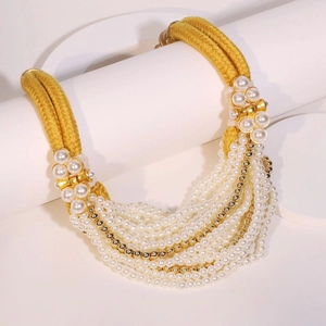 Collier bohème multicouche avec cordons tressés jaunes, perles blanches et dorées