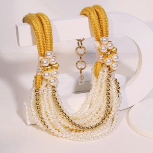 Collier de perles multicouches avec corde tressée jaune et accents floraux dorés