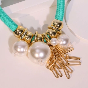 Collana in corda intrecciata verde con perle bianche e nappe in metallo dorato