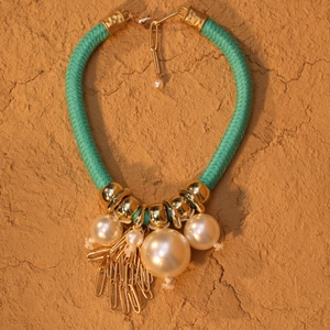 Collana etnica in corda verde con nappe di perle e finiture in metallo dorato