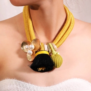 Collier Déclaration Bohème Corde Tressée Jaune Gland Faux Künstliche Perle Fleur Dorée Bijoux Exagérés Pour Femmes