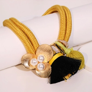 Collier tressé jaune avec double pompons et pendentif fleur dorée orné de perles