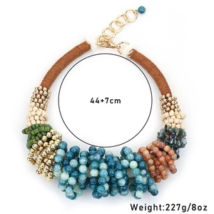 Détail macro d'un collier bohème multicouches avec perles turquoise et accents dorés