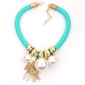 Collana boho con corda intrecciata, perle sintetiche e frange in metallo dorato