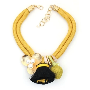 Collier bohème à double épaisseur avec corde jaune tissée, pompons noirs et accents dorés