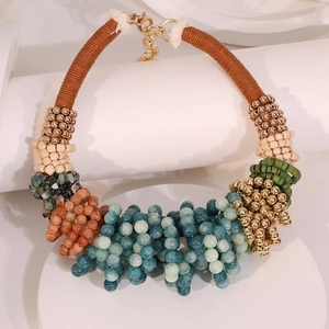Collier plastron bohème avec perles multicolores et détails dorés artisanaux