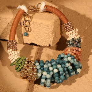 Détail du collier bohème avec pierres naturelles, perles en bois et cordon tressé