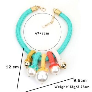 Vue détaillée du collier bohème en corde vert menthe avec perles et glands colorés