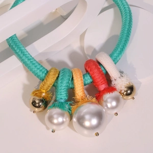 Collier bohème en corde tressée multicolore avec pendentifs perles et pompons élégants