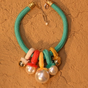 Collier tressé ethnique avec cordes colorées, perles d'imitation et perles en métal doré