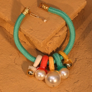 Détail du collier bohème en corde tressée avec glands colorés et perles d'imitation