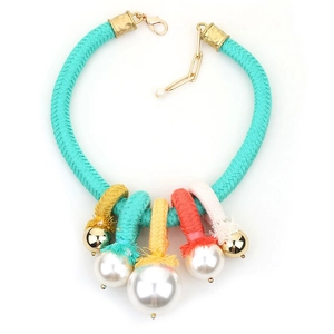Collier en corde tissée turquoise faite main avec perle d'imitation et glands colorés