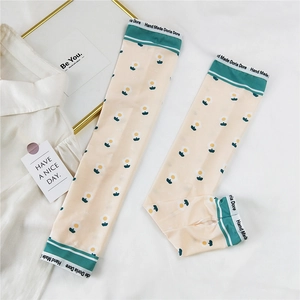 Gros plan de manchons de protection solaire en soie glacée avec motifs floraux