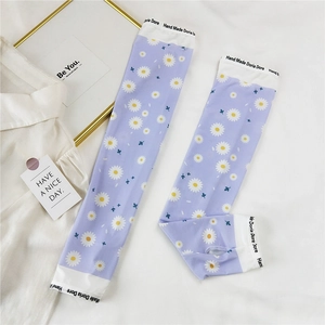 Détail de manchons de protection solaire violets avec imprimé marguerite et trou de pouce