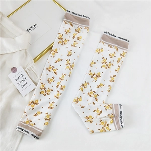 Détail de manchons de protection solaire à fleurs avec trous pour pouces et poignets