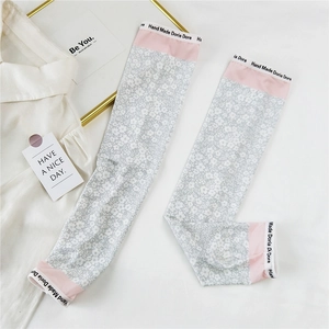 Détail des manchettes de protection solaire en soie glacée à fleurs avec poignets roses