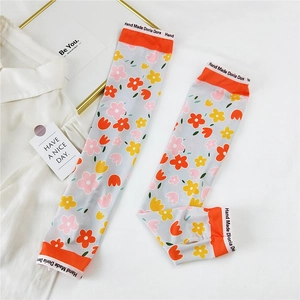 Détail des manchettes de protection solaire en soie glacée avec motifs floraux frais