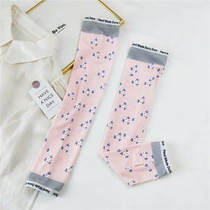 Détail de manchons de protection solaire en soie glacée rose à fleurs avec poignets
