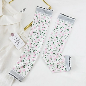 Détail de manchettes en soie glacée à fleurs avec trous pour les pouces et élastiques