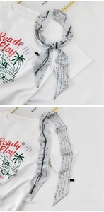 Detailansicht eines weißen T-Shirts mit Print und passendem bedruckten schmalen Seidenschal