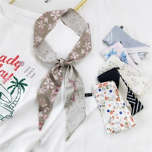 Schmale Twilly-Seidenschals mit Blumenmustern und Love Yourself Schriftzug Kollektion