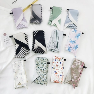 Schmale Seidenschals Kollektion mit Blumenmuster und Streifen für Hals oder Taschen