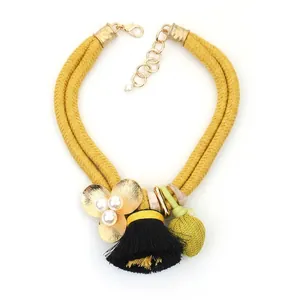 Collier bohème double couche en corde de coton jaune avec fleur dorée et glands noirs