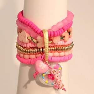 Bracelet bohème multicouche rose perlé avec breloques cœur et lettres KISS LOVE style