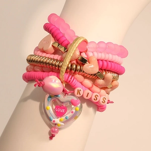 Bracelet multicouche bohème en perles roses avec lettres KISS LOVE et breloques