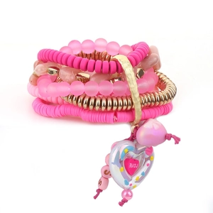 Bracelet bohème multicouche perles roses avec touches dorées et pendentif cœur love