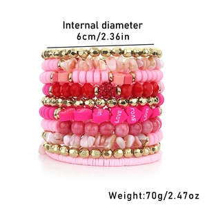 Vue détaillée du bracelet multicouche avec breloque LOVE et diamètre interne de 6cm