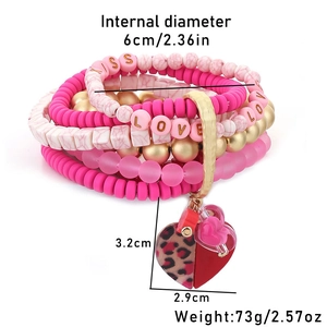 Détail montrant les dimensions du bracelet bohème à perles cœur léopard rose